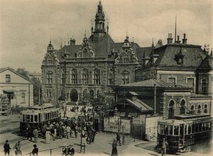 Německý dům, v popředí nádraží místní dráhy (1905)