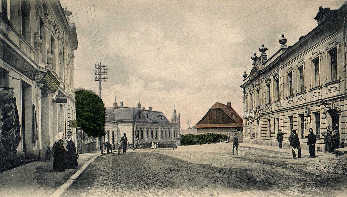 Těšínská ulice směrem k Ostravici na dobové fotografii, vpravo stará Slezskoostravská radnice