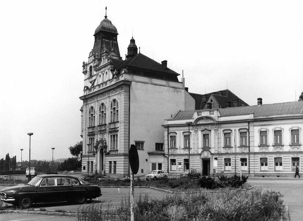 Současná a stará Slezskoostravská radnice vedle sebe