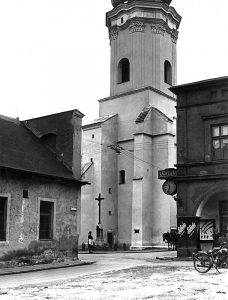 Železářství Šafrata, dům na nároží vpravo (1947)