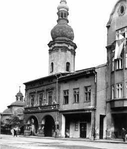 Dům vlevo na nároži ulice - Železářství Šafrata (1963)